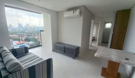 Apartamento tipo flat  mobiliado e equipado com 52m² para locação com 2 dormitórios varanda e 1 vag