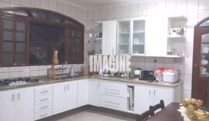 Sobrado no Carrão com 3 Suítes, 4 Vagas, 270m²