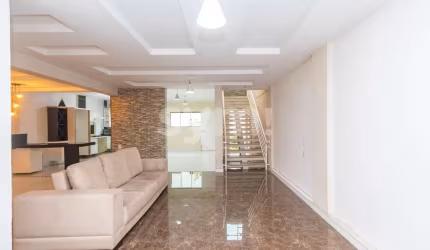 Casa em condomínio fechado com 3 quartos para alugar na Rua Ângelo Bresegnello, 422, Bairro Alto, Curitiba por R$ 6.500