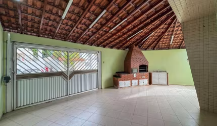 Casa com 2 dormitórios para alugar na Vila Guilhermina em Praia Grande/SP