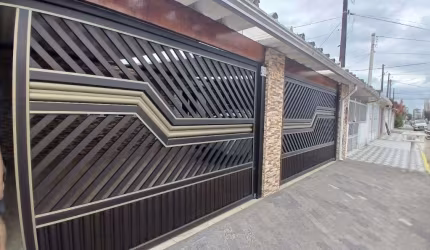 Casa com edícula á venda na Ocian