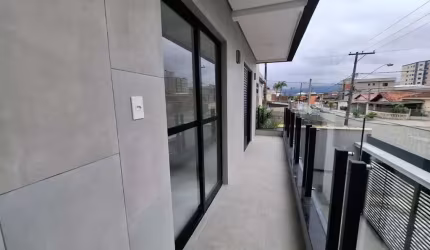 Casa à venda no Tude Bastos em Praia Grande - SP.