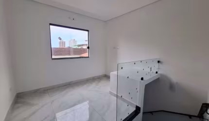Casa à venda no Tude Bastos em Praia Grande - SP.