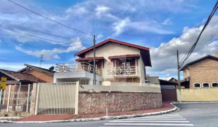 Casa com 3 dormitórios à venda, 200 m² por R$ 600.000,00 - Vila Jaboticabeira - Taubaté/SP