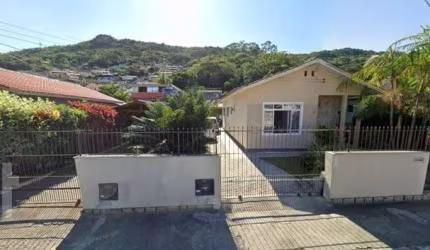 Casa com 3 quartos à venda na Rua Almeida Coelho, 445, Saco dos Limões, Florianópolis, 396 m2 por R$ 990.000