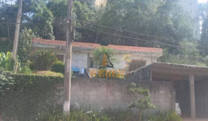 Ótima casa térrea no meio da natureza