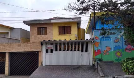Lindo Sobrado 3 dormitórios, 2 vagas Jd. Celeste