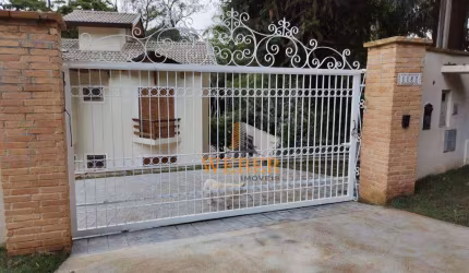 Linda casa rodeada pela natureza