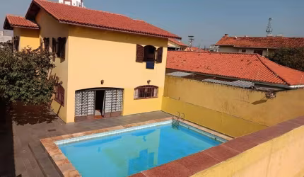 Sobrado com 280m² 4 dormitórios sendo 2 suítes, piscina e 4 vagas - Taboão da Serra