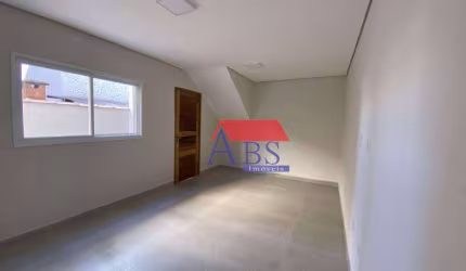 Casa sobreposta baixa, com 3 dormitórios. Aceita FGTS e financiamento.