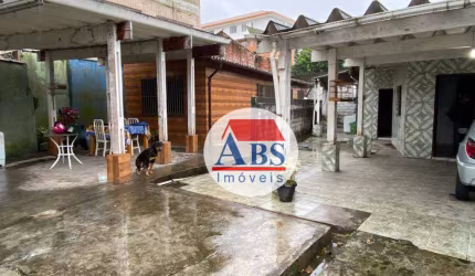 Duas casas á venda, com garagem para 6 carros, Aceita FGTS e financiamento.