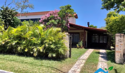 Casa para venda com 2 suítes no centro de Garopaba-SC.