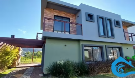 Casa sobrado à venda em Garopaba, 3 dormitórios.
