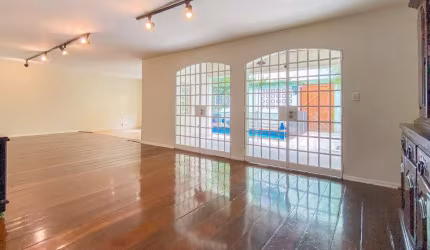 Casa tipo para venda com 3 quartos, sendo 1 suíte, 440m²