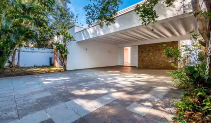 Sobrado para venda com 6 quartos, sendo 3 suítes, 449m²