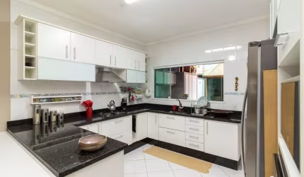Sobrado para venda com 3 quartos, sendo 2 suítes, 300m²