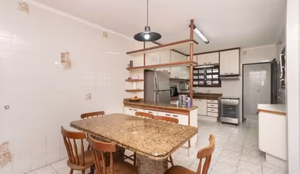 Sobrado para venda com 3 quartos, sendo 1 suíte, 210m²