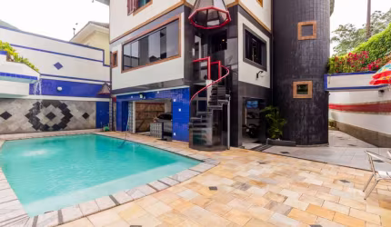 Casa tipo para venda com 5 quartos, sendo 5 suítes, 358m²