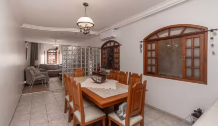 Casa tipo para venda com 5 quartos, sendo 2 suítes, 300m²