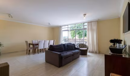 Casa tipo para venda com 4 quartos, sendo 1 suíte, 294m²