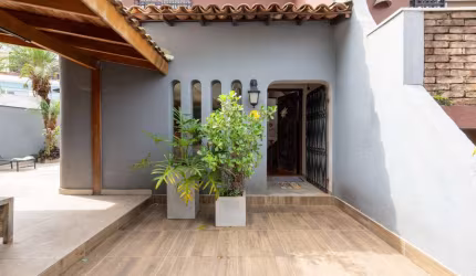 Sobrado para venda com 3 quartos, sendo 1 suíte, 220m²