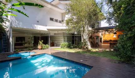 Casa tipo para venda com 4 quartos, sendo 4 suítes, 480m²