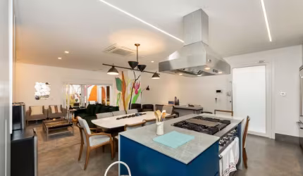 Sobrado para venda com 4 quartos, sendo 2 suítes, 256m²