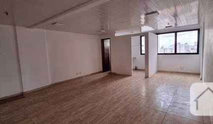 Excelente sala ao lado do metrô Santa Cruz.