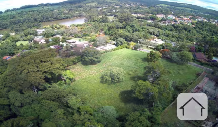 Excelente oportunidade! Terreno de 5740 m² em Condomínio Fechado, com a maior parte do terreno plano, ideal para construir sua residência dos sonhos.