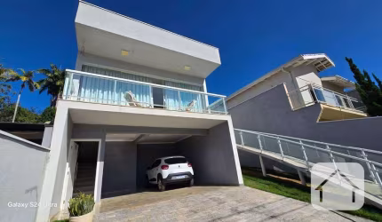 Descubra a Casa Moderna dos seus sonhos a apenas duas quadras do lago em Atibaia!
