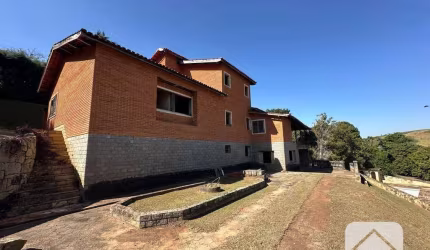 Unica casa terrea do Condominio, planta amplae moderna. Contendo 5 suites, sendo uma suite master com closed e banheira, amplo escritorio e uma sala p