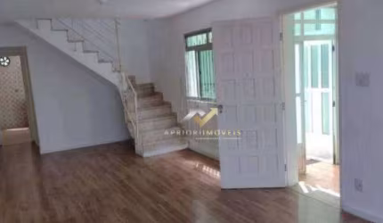 Sobrado com 3 dormitórios para alugar, 150 m² por R$ 3.292,00/mês - Parque Jaçatuba - Santo André/SP