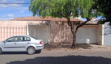 Casa - Padrão, para Venda em Uberlândia/MG