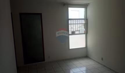 Apartamento em Condomínio Fechado com 02 dormitórios 01 banheiro 01 vaga coberta térreo