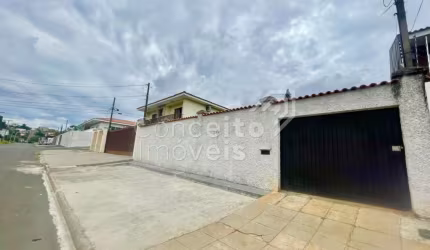 Residência com amplo Terreno - Oficinas