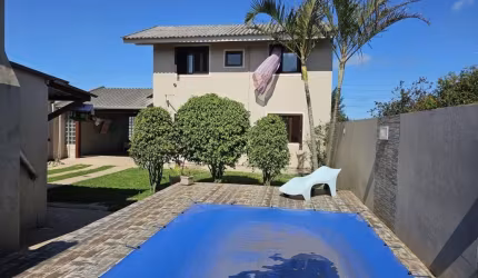 Venha conhecer está linda casa em Atlântida Sul, com um plano de cozinha aberta com vista espectacular da piscina .