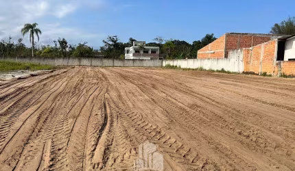 Terreno limpo e aterrado em Matinhos