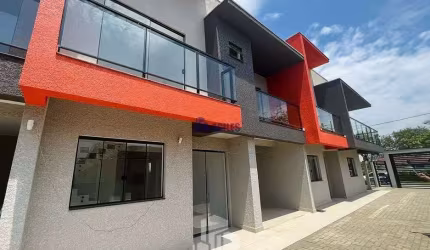 Sobrado em condomínio fechado com vista mar