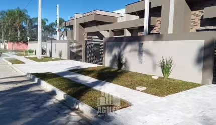 Casa nova, em rua pavimentada, a 650m do mar