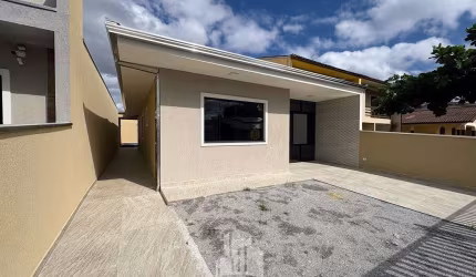 Casa com corredor lateral e piscina