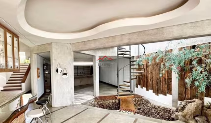 Casa com 3 Quartos à Venda, 642 m² por R$ 1.590.000