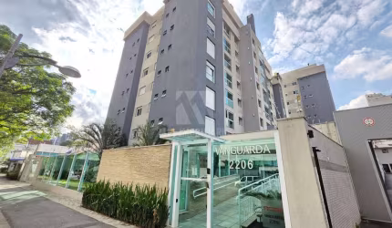 Apartamento semi mobiliado em Condomínio Clube no coração do Água Verde
