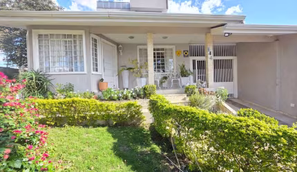 Residência Ampla e Versátil – Ideal para Moradia ou Comércio no Bairro Bacacheri