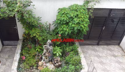 Sobrado com 4 Quartos e 3 banheiros à Venda, 140 m² por R$ 1.080.000
