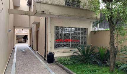 ** Sobrado de 3 Dormitórios com 2 Vagas de Garagem e Quintal - 140m² de Terreno e 170m² de Área Construída - Fácil Acesso ao Metrô AACD (1.2 km) **