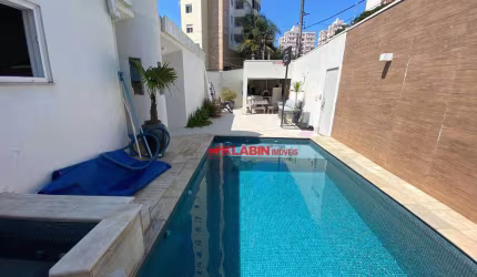 * Casa com 280m² de Terreno e 340m² de Área Construída - 5 Dormitórios sendo 1 Suíte e 3 Vagas de Garagem - Piscina e Área Gourmet - Excelente Local *
