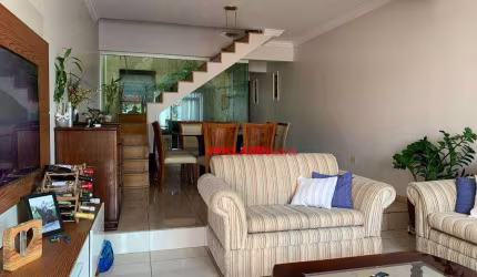 ** Excelente Sobrado de 3 Dormitórios sendo 1 Suíte com 2 Vagas de Garagem - Quintal - 100m² Terreno e 132m² de Área Construída - Ótima Localização **
