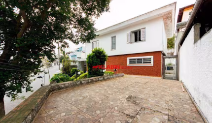 ** Sobrado de 3 Dormitórios sendo 1 Suíte com 3 Vagas de Garagem e Quintal - 279m² de Terreno e 199m² de Área Construída - Boa Localização **