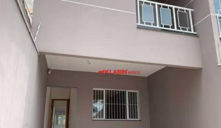 Lindo Sobrado Semi-Novo com 145m² de Área Construída - 3 Suítes com 2 Vagas de Garagem - Excelente Quintal e Localização em Rua Tranquila