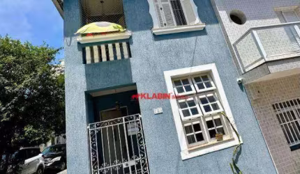 Sobrado de Vila Reformado com 141m² de Área Construída - 3 Dormitórios sendo 1 Suíte com Closet - 4 Vagas de Garagem - Boa Localização no Cambuci - SP